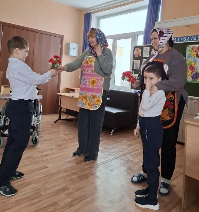 Мальчики наряжали маму