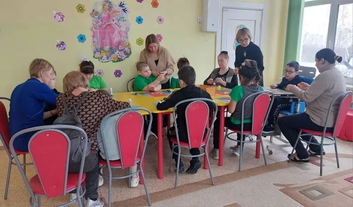 Процесс изготовления открытки для мам