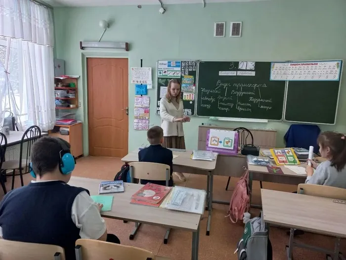 Учитель рассказывает детям о видах транспорта