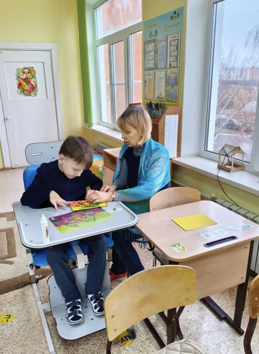 Ученик выполняет работу вместе с мамой