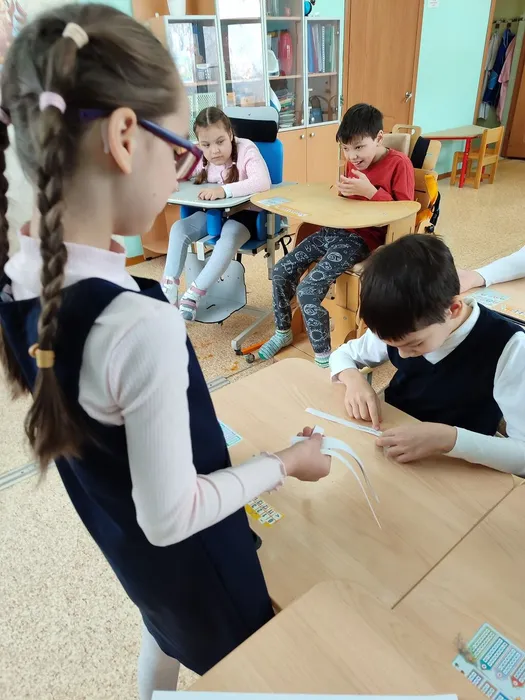 Ученик 1С читает пожелание на праздник, подготовленное девочками