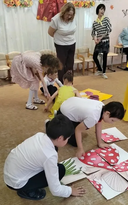 Четвероклассники увлечённо собирают пазлы на осеннем празднике