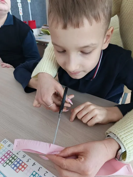 Ученик режет фоамиран