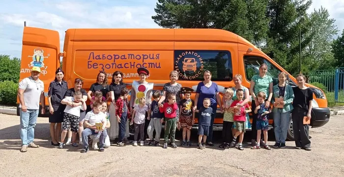 Общее фото с мобильным комплексом Лаборатория безопасности