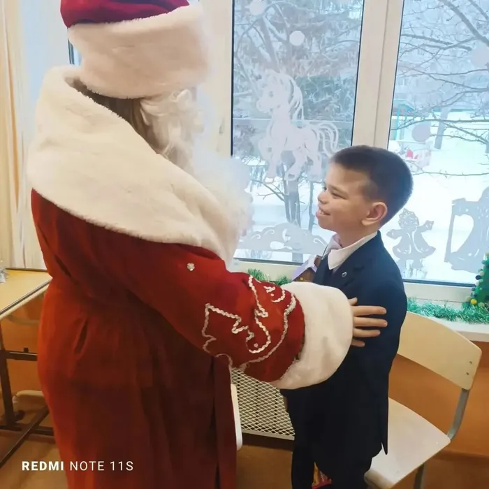 Ученик 2 «И класса» радуется встречи с Дедом  Морозом