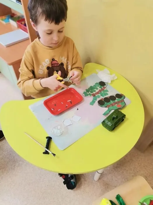 Ребёнок вырезает круг