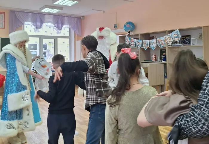 дети забрасывают снежки в Олафа