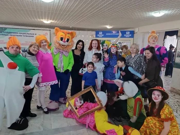 1 Л класс фотографируется с ростовыми куклами