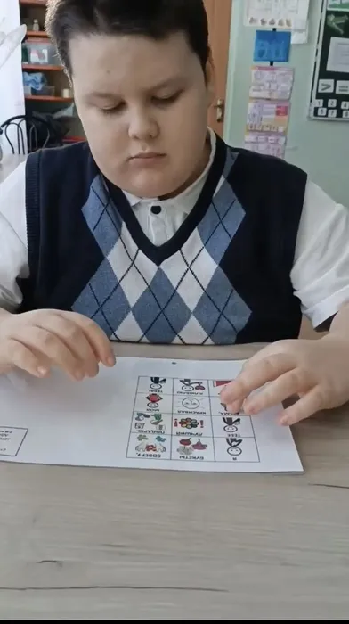 Ученик 2 «И» класса рассказывает стихотворение для любимой мамы