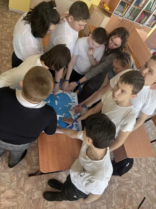 ученики 4Л класса собирают пазл