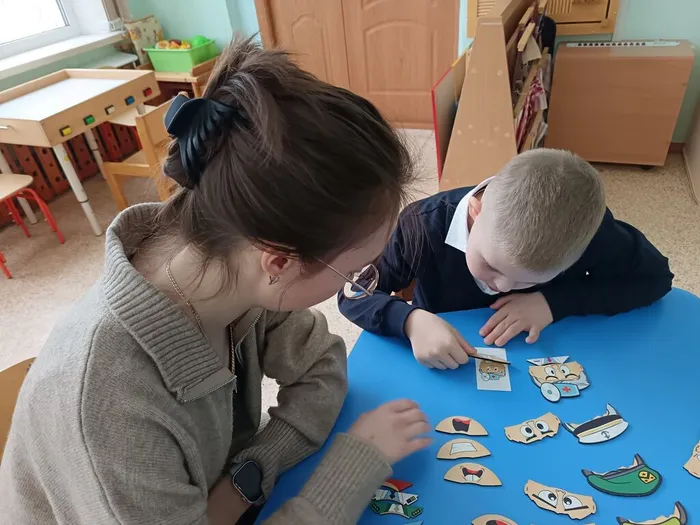 педагог и ученик собирают эмоции из частей пазла