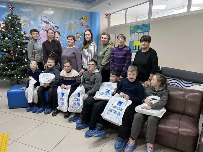Дружные ребята из 4 Е с подарками
