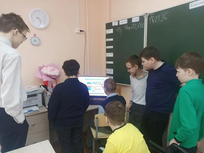 Ученики 5 классов слушают лекцию о кибербезопасности