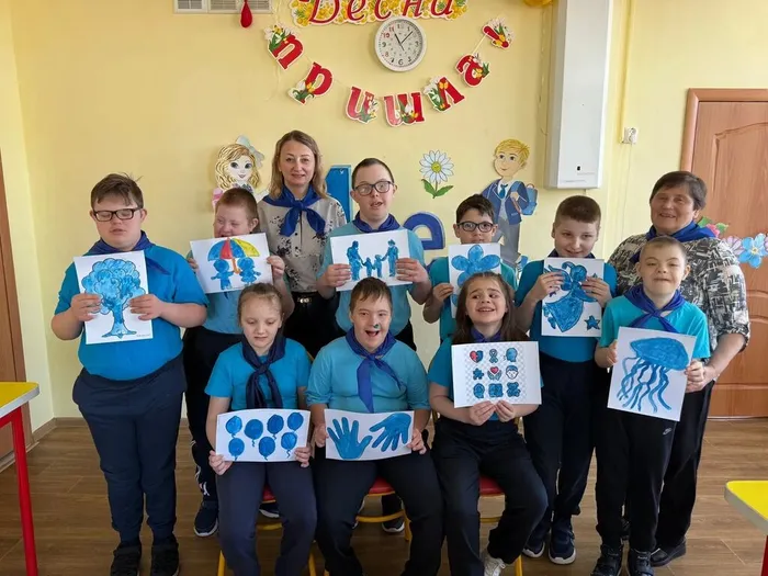 Ребята 4 Е поддерживают акцию «Зажги синим»