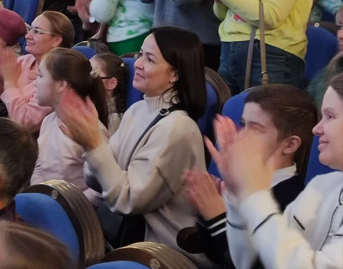 Ученики 1 С и их родители аплодируют артистам