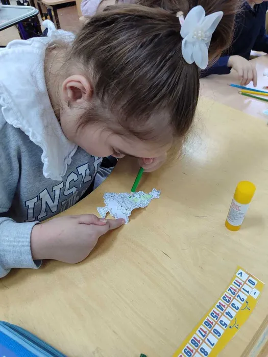 Ученица 1 С класса раскрашивает ёлочку