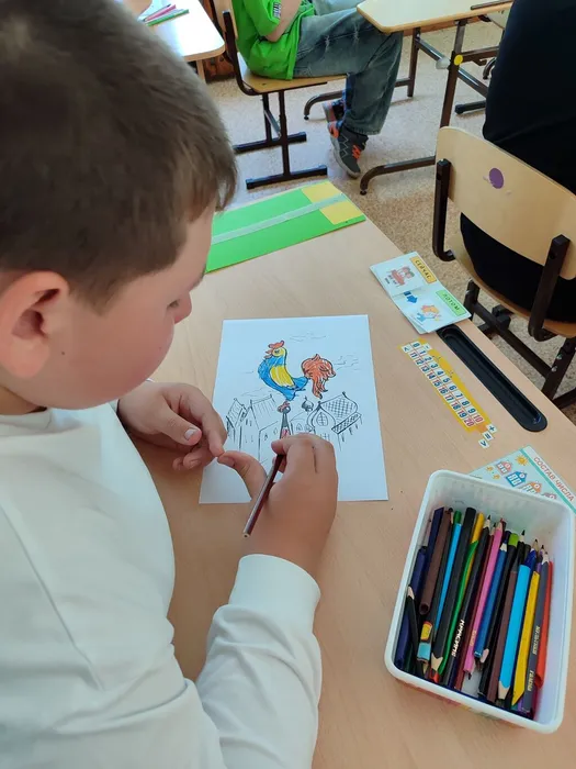ученик рисует Золотого петушка