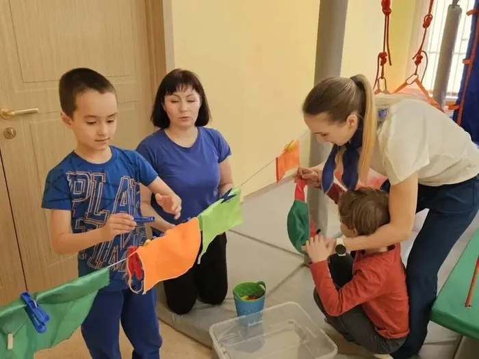 воспитанники участвуют в конкурсе развесь платочки