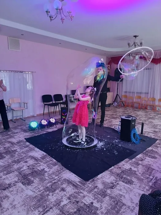 ученица в огромном мыльном пузыре