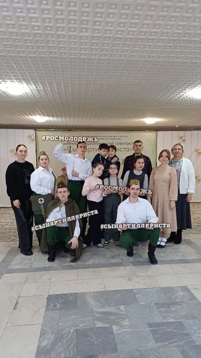 Ученики 1 С класса сфотографировались с артистами спектакля