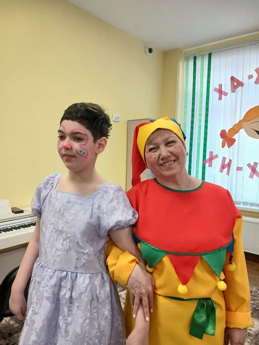 Ребенок с клоуном на мероприятии