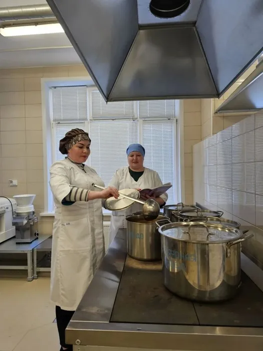 Бракеражная комиссия проверяет закладку продуктов в основное блюдо обеда