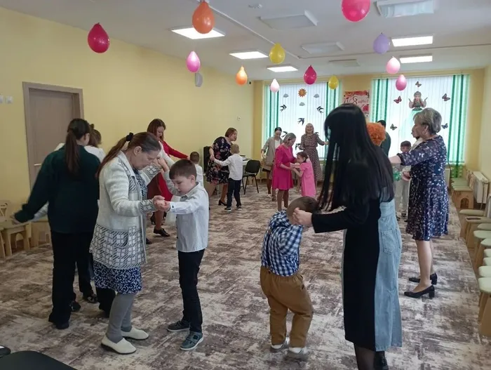 Дети танцуют с мамами