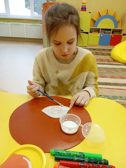 воспитанница  делает поделку