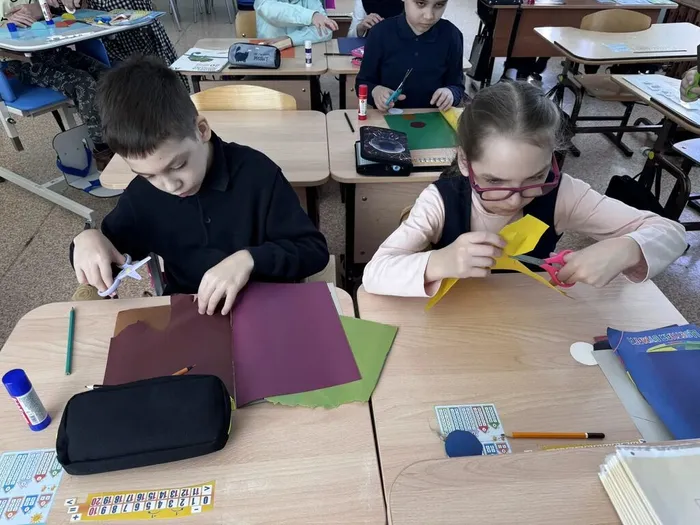 Ученики вырезают готовые кружочки из цветной  бумаги