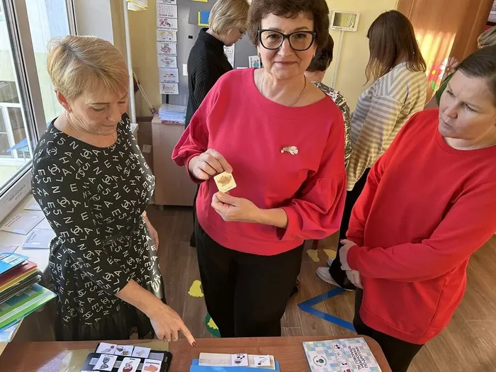 Педагоги в роли детей изучают планшет Я хочу…