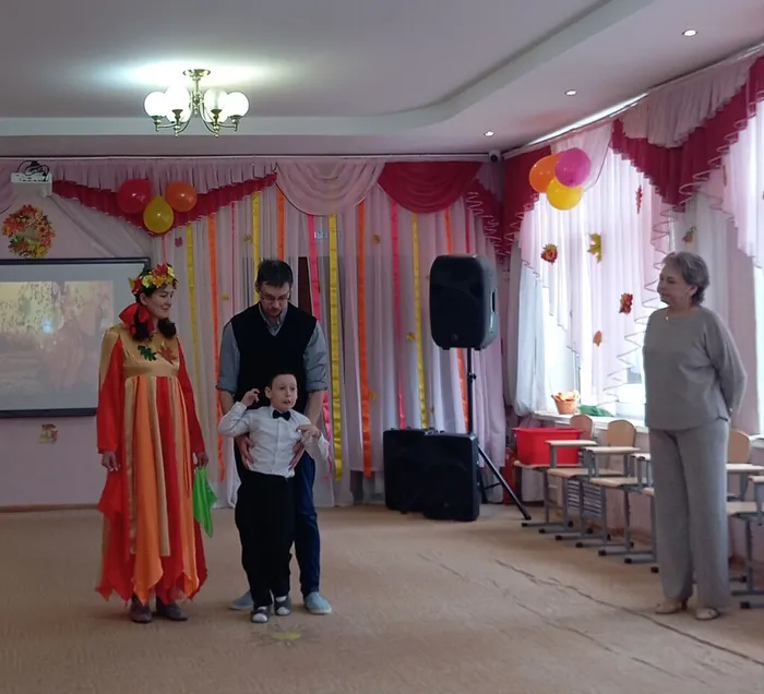 Воспитанник рассказывает стихотворение о осени