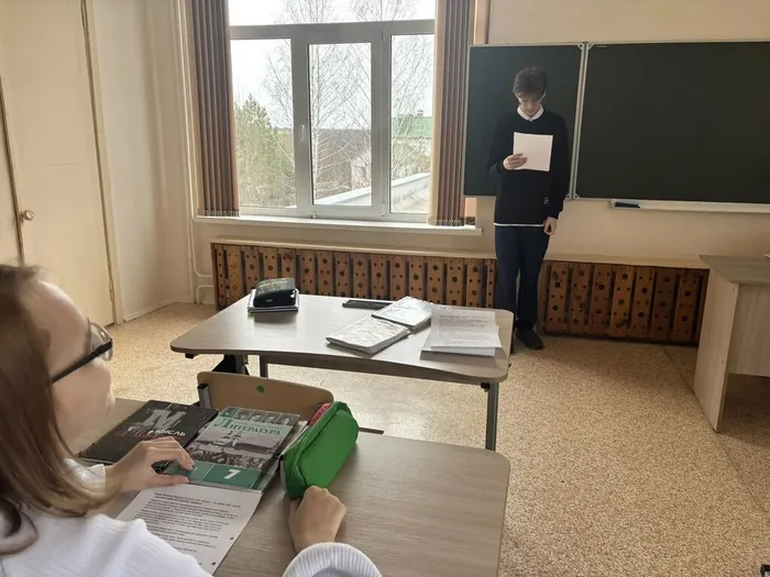Ученик 7 А класса выступает с докладом по рассказу Юрия Павловича Казакова «Тихое утро»