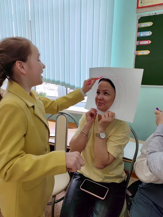 Ученица 1С класса рисует маме прическу