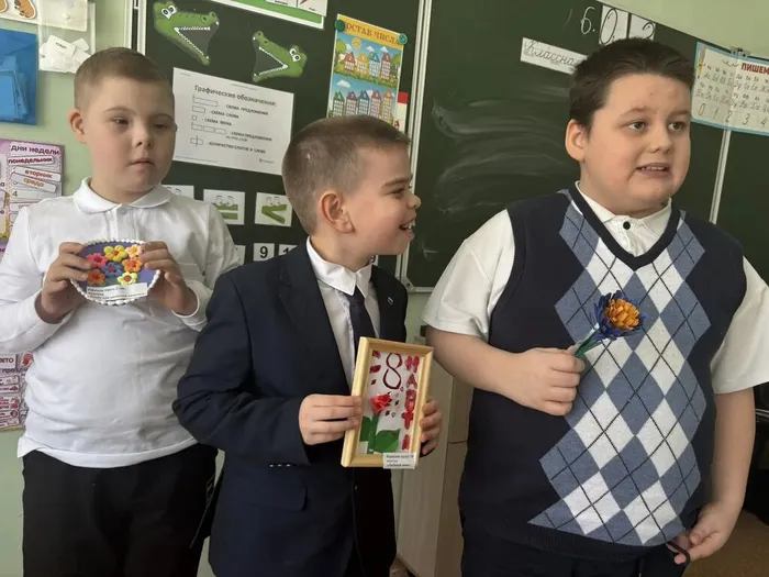 Ученики 2 «И» класса с подделками к празднику Весны