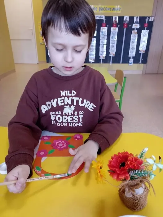 Ребёнок приклеивает листик