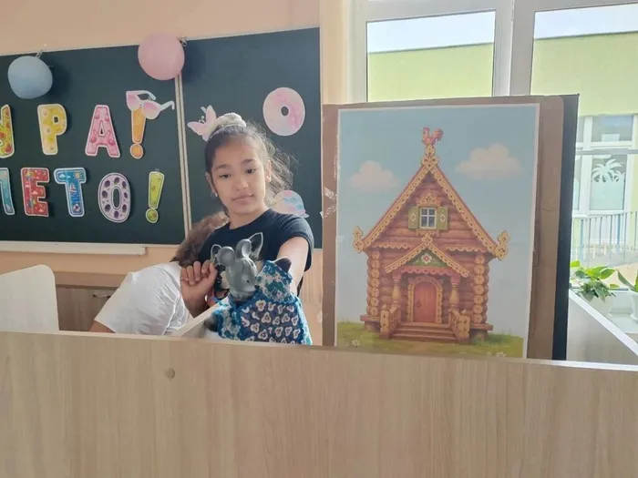 Девочка куклой бибабо играет Мышку из сказки Теремок