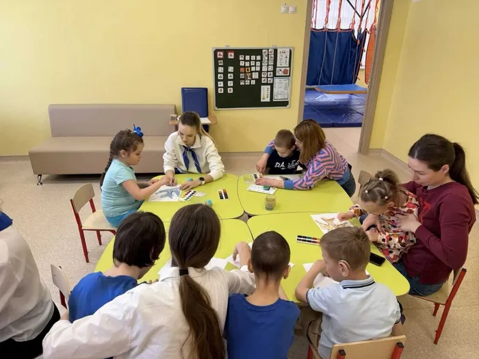 Дети и педагоги рисуют ласточку