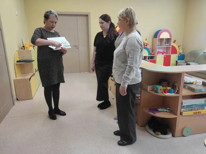 Учитель-дефектолог проводит практическое занятие со студентами