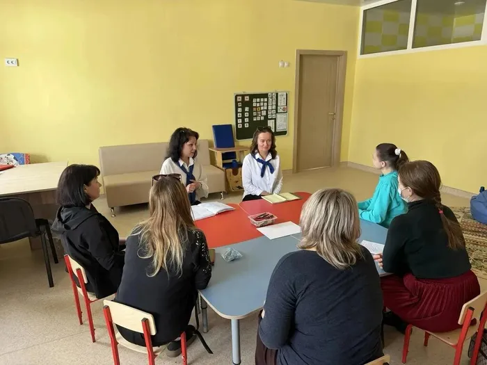 Педагоги-психологи проводят тренинг с родителями воспитанников