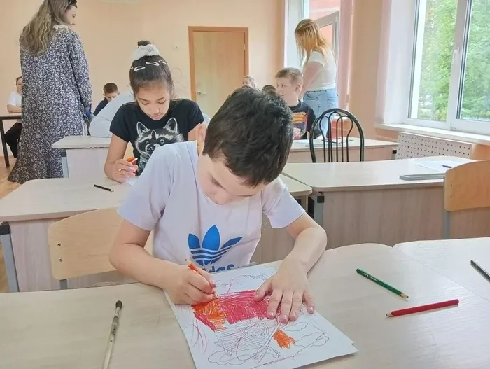 Мальчик рисует