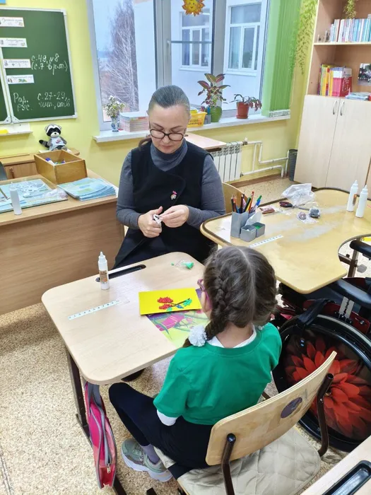 Ученица с педагогом выполняют творческую работу