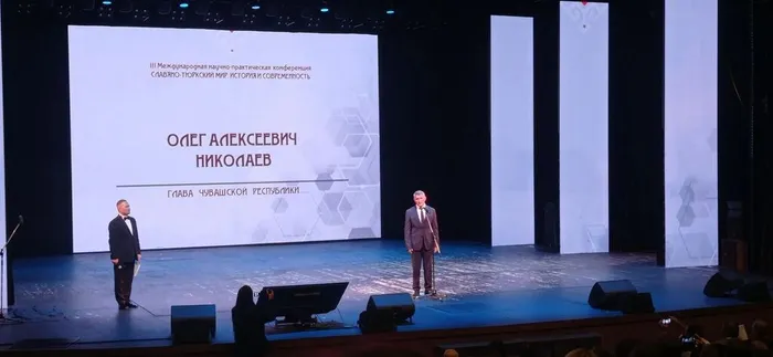 Глава Чувашии О. Николаев приветствует участников международный конференции