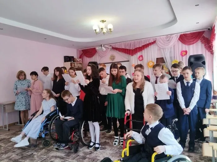 Ученики 6-8 классов исполняют песню о маме