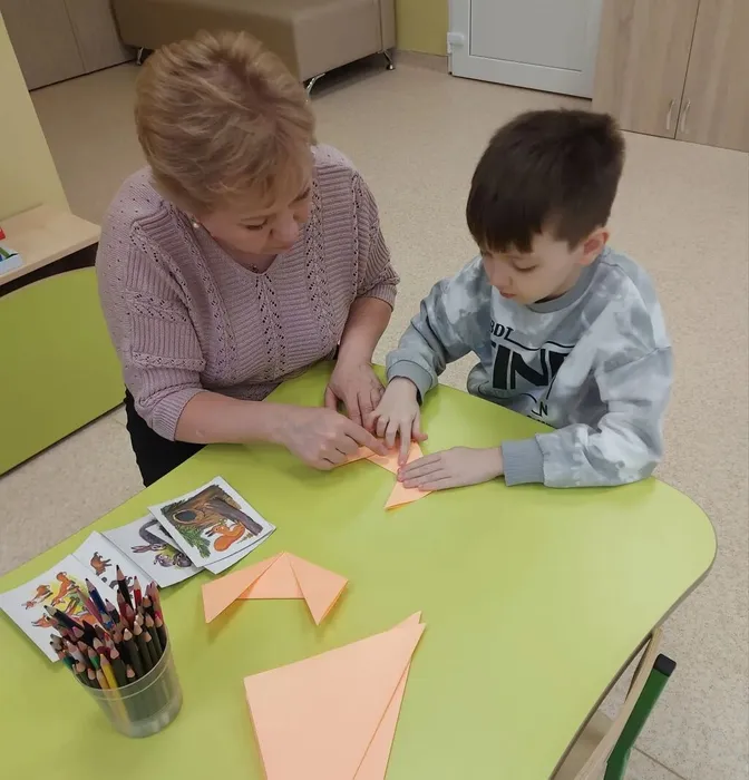 Ребенок складывает маску