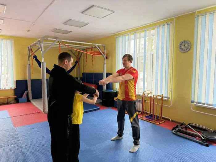 Тренер показывает упражнение - ребенок повторяет с помощью физической подсказки