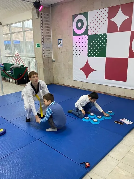 Юные спортсмены показывают мастер-класс по тхэквондо