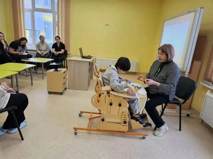 Учитель-логопед проводит практическое занятие с ребенком