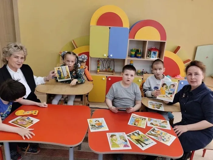 Ребята из группы Чечек (Цветок) повторяют правила безопасности