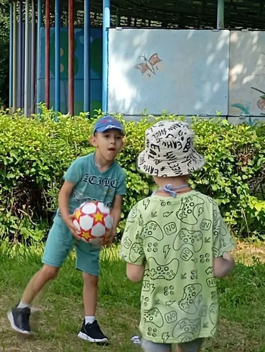 Дети играют в Съедобное-несъедобное