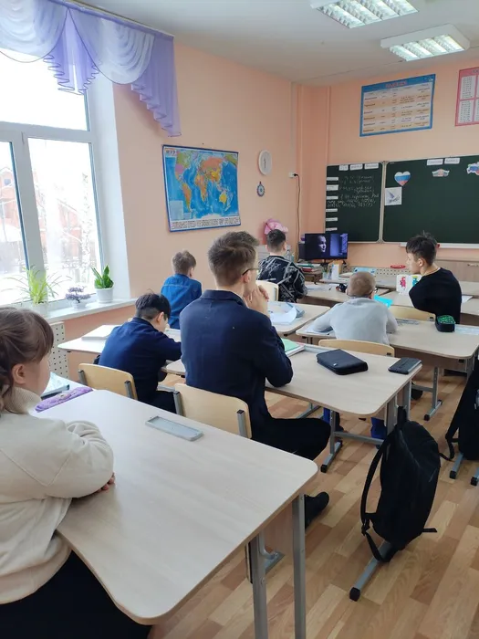 обучающиеся 5 классов слушают лекцию